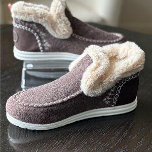NWOT Cozy Faux Fur Lined Wool Blend Slippers – UnisexWomen’s Size 11 Men’s 9.5